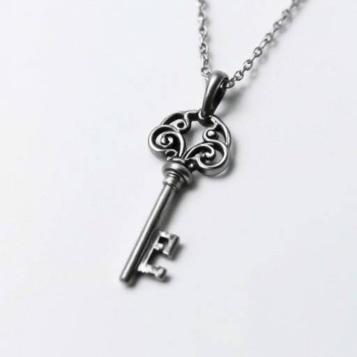 Collana con ciondolo a forma di chiave antica, realizzata in argento brunito